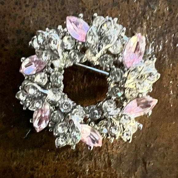 VINTAGE Rhinestone Wreath Brooch - Picture 6 of 6